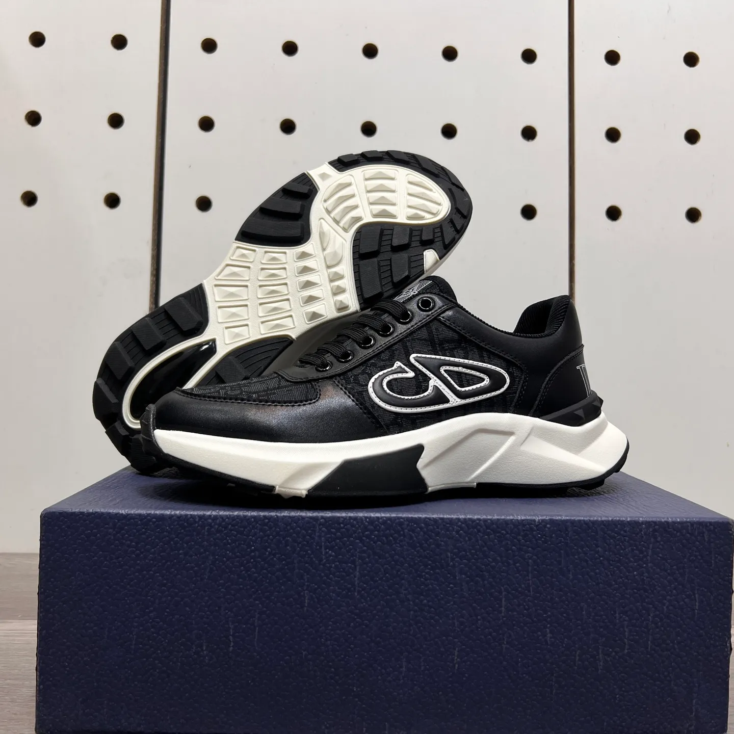 Factory price: 438💰Dior original quality.~ Unique modern style sneakers. 🏃A must-have casual shoe for trendy men😍😍 Imported cowhide fabric, sheepskin foot pads (refuse to discolor and grind feet) soles: Original soles specially provided by the original factory, French lazy style design ⚠️Fit to the feet, original quality, super comfortable original soles. Just like shooting the real thing 🎬The real thing is better, high-quality sneakers, size: 38-44 (45 and 46 can be customized)